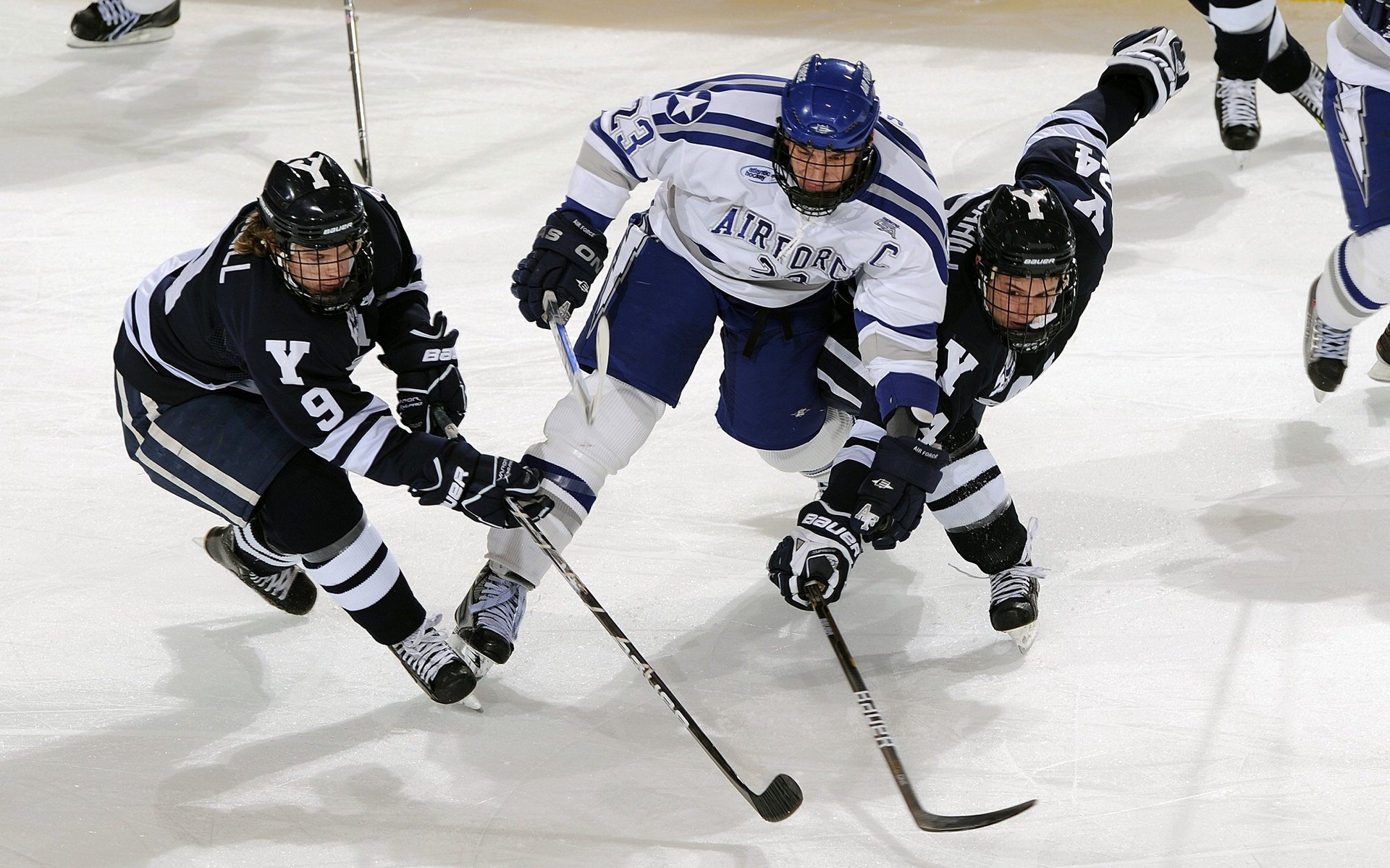 中国顶尖体育赛事平台-英超四强战激情夜！马龙里突外投，马德里竞技惊险皇家马德里
